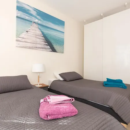 Le Corail Spacieux Avec Beau Et Ample Balcon, Au Centre, Ideal Pour Familles Et Petits Groupes *