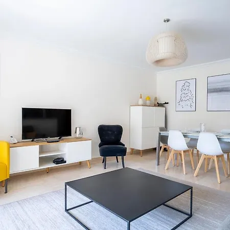Appartement Le Corail Spacieux Avec Beau Et Ample Balcon, Au Centre, Ideal Pour Familles Et Petits Groupes