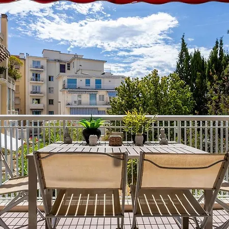 Le Corail Spacieux Avec Beau Et Ample Balcon, Au Centre, Ideal Pour Familles Et Petits Groupes