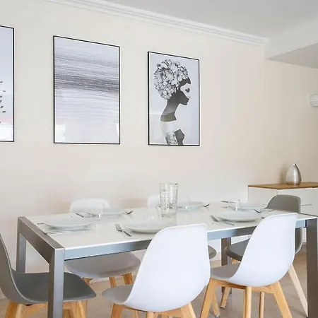 Appartement Le Corail Spacieux Avec Beau Et Ample Balcon, Au Centre, Ideal Pour Familles Et Petits Groupes