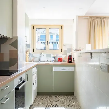 Appartement Le Corail Spacieux Avec Beau Et Ample Balcon, Au Centre, Ideal Pour Familles Et Petits Groupes *