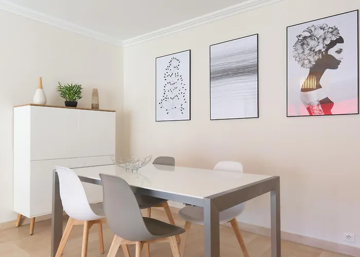 Le Corail Spacieux Avec Beau Et Ample Balcon, Au Centre, Ideal Pour Familles Et Petits Groupes *