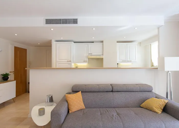 Le Corail Spacieux Avec Beau Et Ample Balcon, Au Centre, Ideal Pour Familles Et Petits Groupes *