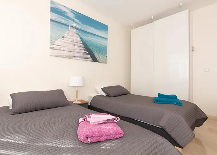 Le Corail Spacieux Avec Beau Et Ample Balcon, Au Centre, Ideal Pour Familles Et Petits Groupes *