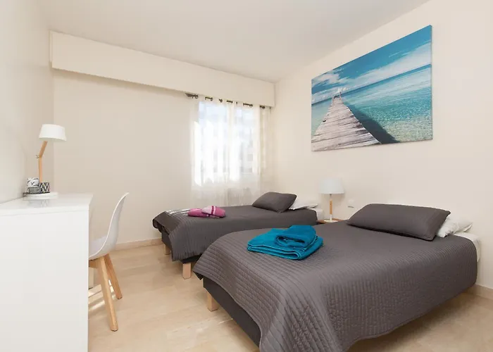 Le Corail Spacieux Avec Beau Et Ample Balcon, Au Centre, Ideal Pour Familles Et Petits Groupes