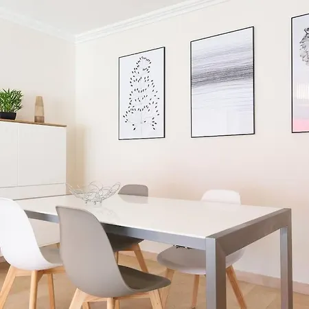 Le Corail Spacieux Avec Beau Et Ample Balcon, Au Centre, Ideal Pour Familles Et Petits Groupes *